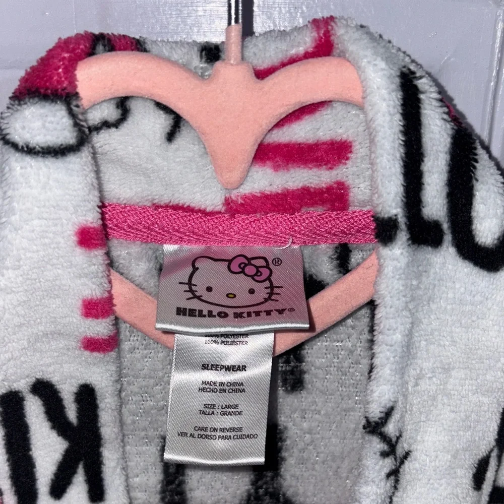 Hello Kitty Bath Robe - Picture 2 of 2